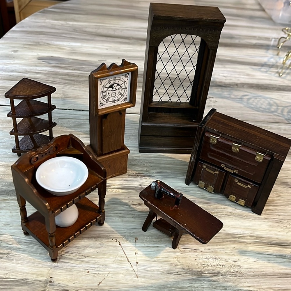 Dollhouse furniture. Antique. Vintage.